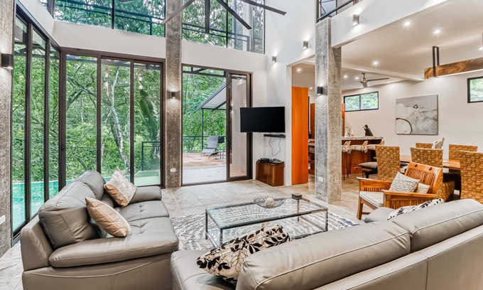 Valle Pura Vida Casa | Jungle-view house with infinity pool, balcony, & lanai - snowbird-friendly
