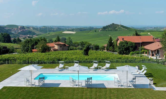Guarene Cama Y Desayuno | Junior suite 103 with balcony - Relais PQlin & Winery.