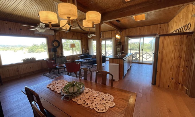 Round Mountain Cabina | Juniper, a quiet cabin retreat in the heart of the hill country.