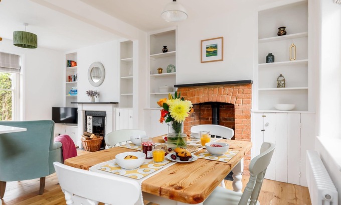 West Lulworth Casa | Juniper Cottage, Lulworth. Sleeps 5 & Baby