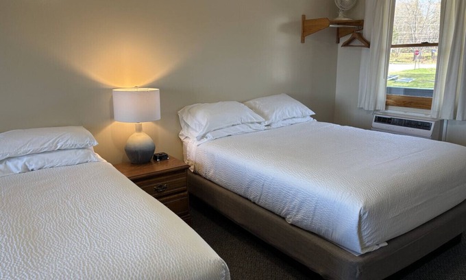 Greenville Junction Casa | Juniper Motel-Lake Front-Double Queen-Pet Friendly