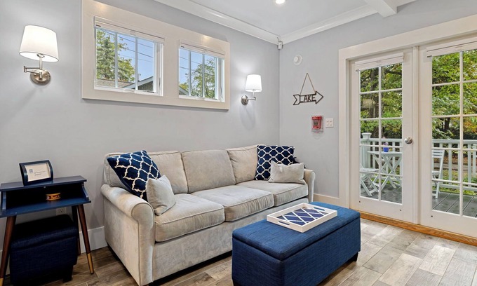 Union Pier Apartamento | Juniper Presents: 2-Bdrm Strawberry Fields Ste in Iconic Union Pier Summer House