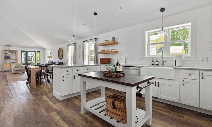 Union Pier Casa | Juniper Presents: A Classy Cottage w/ Hot Tub, Deck, Fire Pit, near Beach