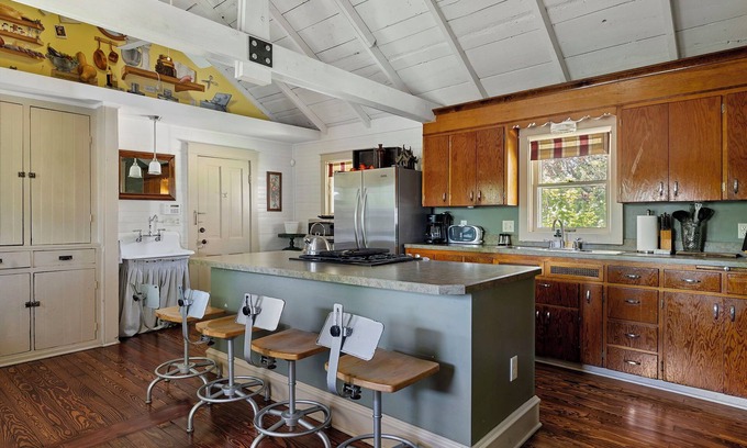 Three Oaks Casa | Juniper Presents: The Fourth Oak, Steps to, Journeyman, Downtown & Parks