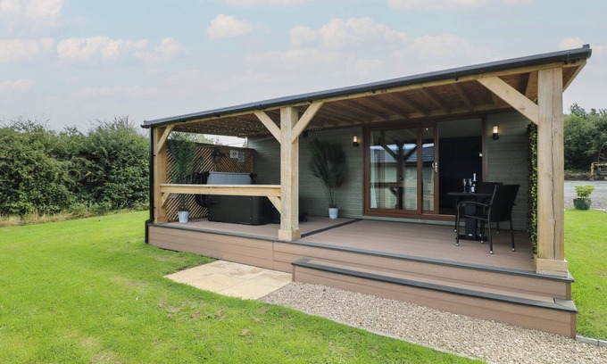 Swadlincote Cabaña | JUNIPER, romantic, luxury holiday cottage in Donisthorpe