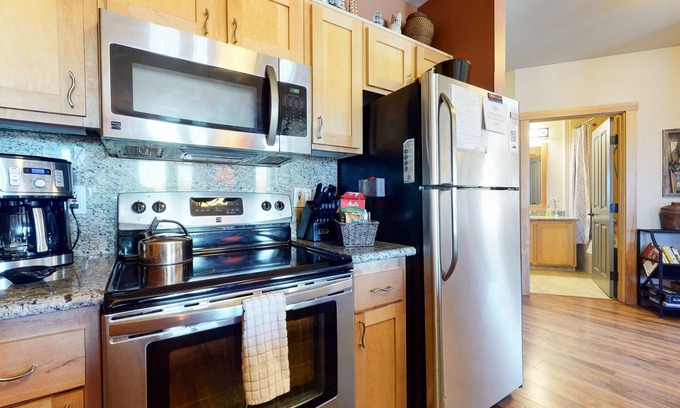 Mammoth Lakes Condominio | Juniper Springs Lodge 539 Deluxe Condo Great Complex Amenities near Ski-In Ski-Out by RedAwning