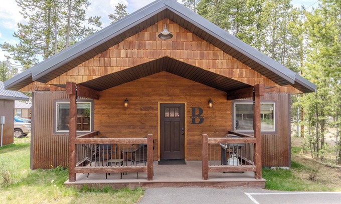 West Yellowstone Cabina | Just 5 blocks from Yellowstone, this 2 bedroom cabin has A/C!