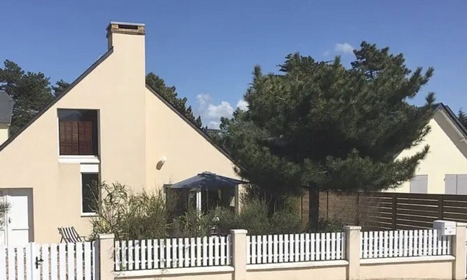 Hauteville-sur-Mer Casa | Just 50m from the sea, this pretty, comfortable villa is ideal for family vacations.