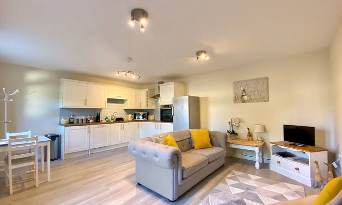 Westbury Cabaña | 1 bedroom accommodation in Brokerswood