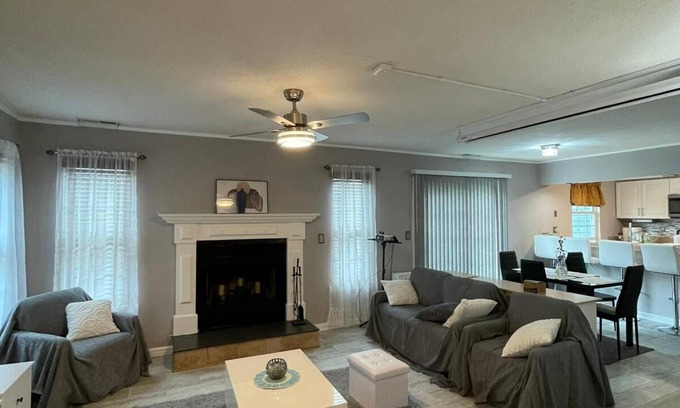 Northwest Condominio | Just a 15-min drive from VA Beach Oceanfront and 20 min from Sentera Hospital.