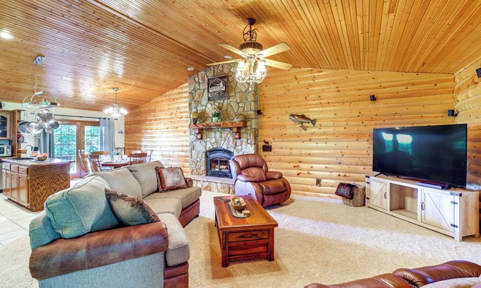 Cassville Cabina | 'Just a Cast Away' Cassville Cabin w/ Covered Deck