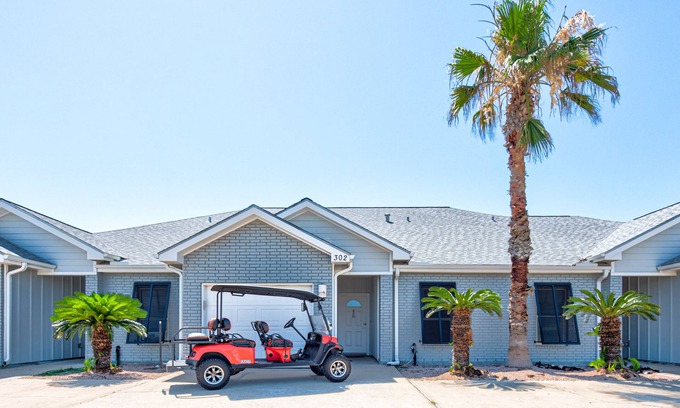 Safe Harbor Condominio | Just a few blocks from the beach with a community pool. Sleeps 8!