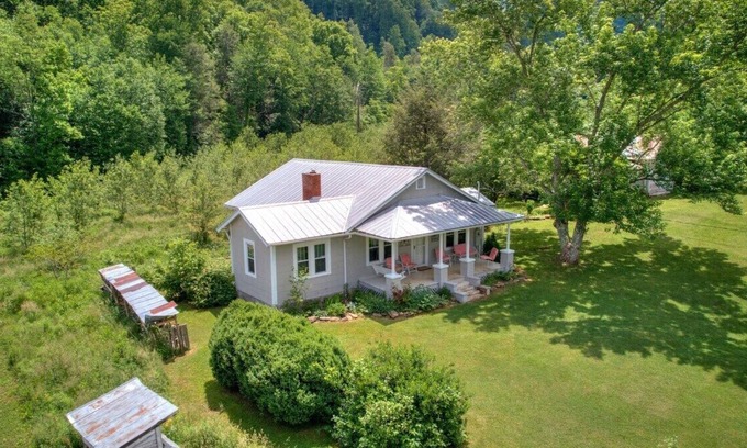 Roan Mountain Casa | Just a few mins from the State Park, offering an abundance of trails and outdoor activities.