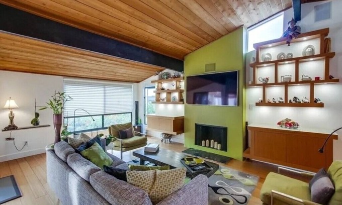 Solana Beach Condominio | Just a few steps to stairs to ocean! Gated. The Sanctuary at South Sierra