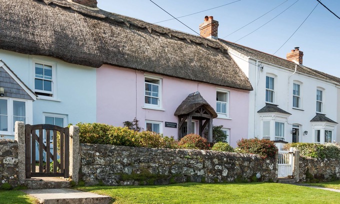 Coverack Apartamento | Just a stone's throw away from the water's edge, thatched Trevarrow Cottage is the ideal place to un