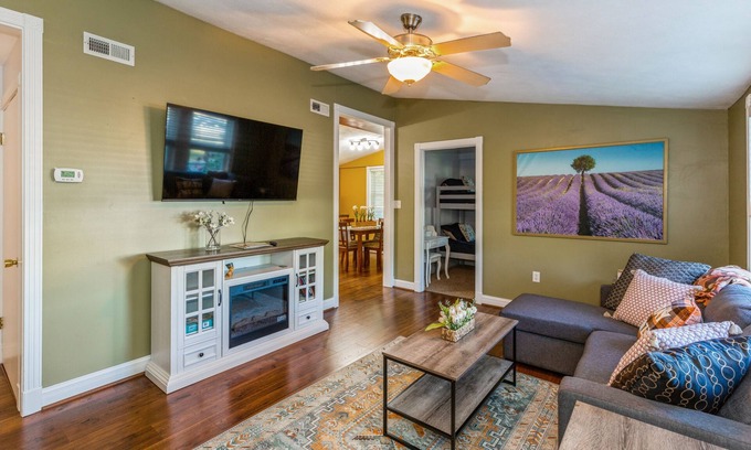 Michigan City Casa | Just as the title says: Comfy Cozy. Very cute house in a quiet residential neighborhood.