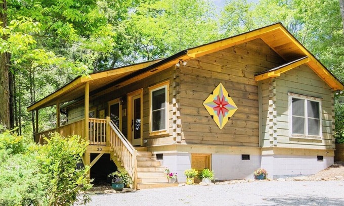 Grace Cabina | “Just BEE🐝Log Cabin"-Stunning, peaceful, NEW , -10 min to Dwtn Ashe