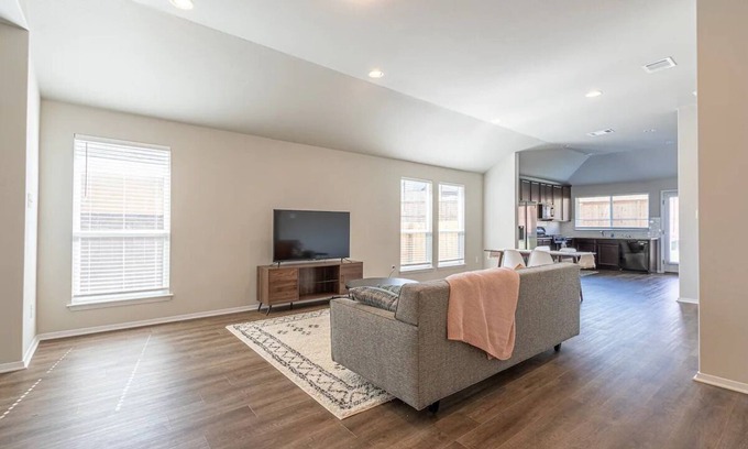Travis County Casa | Just Built! Cozy & Sunny 3-Bedroom in South Austin