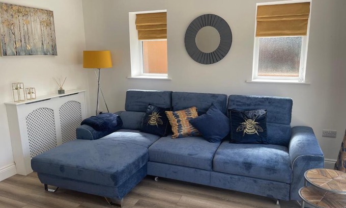 Christchurch Casa | JUST BUILT! Fabulous 2 Bedroom House (Sleeps 6) with Free Parking & Garden