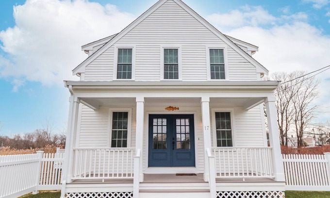 Sandwich Casa | JUST LISTED GREAT RATES BUILT IN 2022 STUNNING 3BD AC DOWNTOWN SANDWICH WALK TO BEACH BOOK NOW!