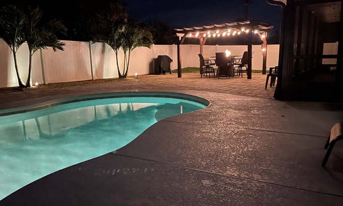 Florida Shores Casa | Just minutes from the ocean Lg 4 bedroom w/private fenced in pool!