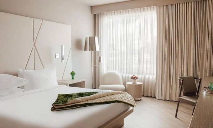 East Central Park Hotel | Just Minutes to Orlando Tree Trek Adventure Park! Swimming Pool, Parking!