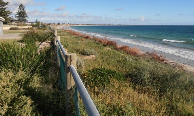 Warnbro Casa | Just minutes walk to beach