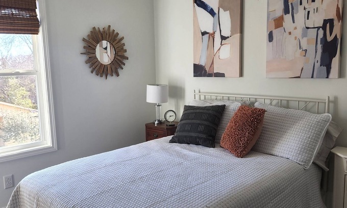 Athens Cama Y Desayuno | Just One Mile to Campus and Downtown Athens - Contemporary BR & private BA