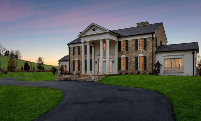 Beechgrove Casa | Just Pretend Mansion is a modern recreation of Elvis Presley’s Graceland mansion