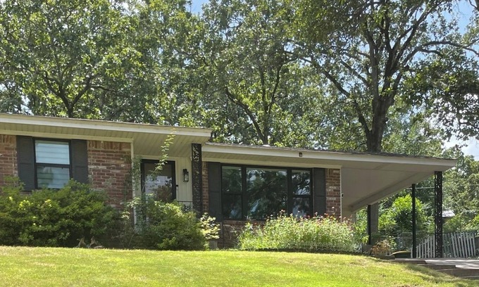 North Little Rock Casa | Just remodeled! 3-BR MCM Home on a Lakewood Lake -30 Day Min-close to everything