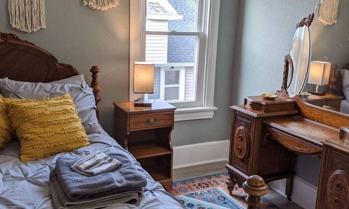 Rock Island Apartamento | Just Remodeled 1BR Apt In Town Close to Everything