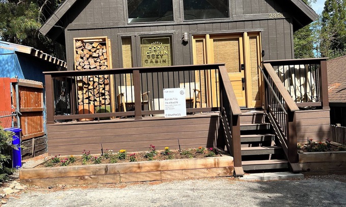 Arrowbear Lake Cabina | Just remodeled the cabin everything is brand new in HOMES AND GARDENS MAGAZINE