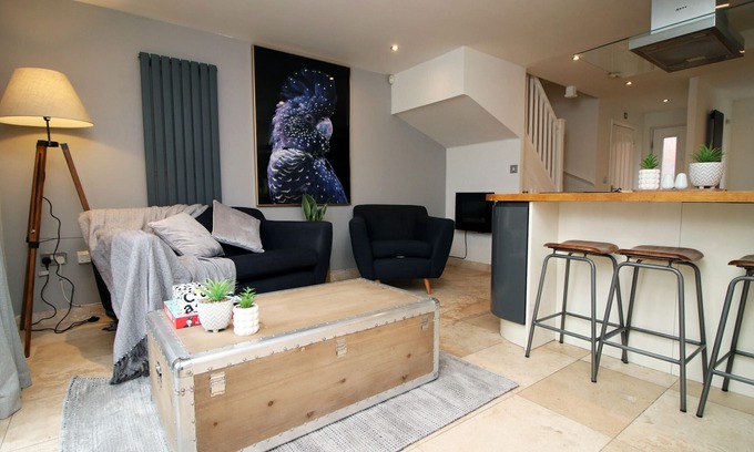 Penylan Casa | K Suites - Spacious 4 bed House w/ free parking