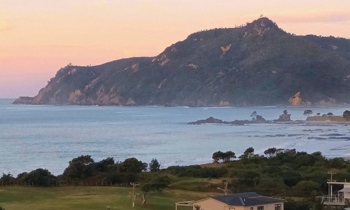 Rings Beach Cabaña | K West holiday home with pacific ocean and mercury views