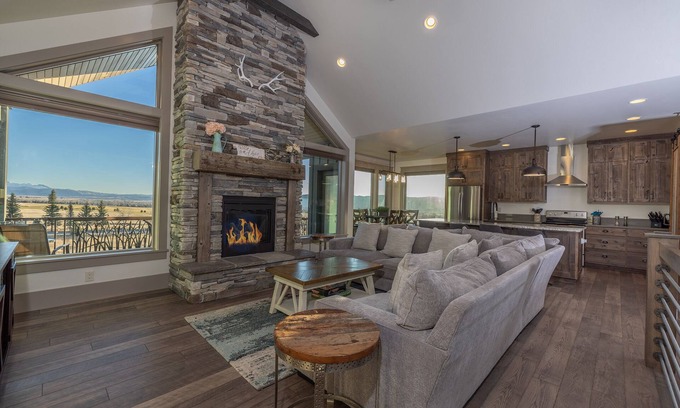 Star Valley Ranch Casa | KABINO: NEW! Huge Views Garage Gym Room Fishing Snowmobile