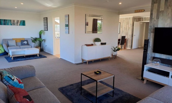 Taupo Casa | Casa de vacaciones para familias. Cerca de la ciudad, incluye Wi-Fi, Sky y permite mascotas.