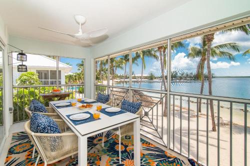 Rum Point Apartamento | Kailua - Modern Waterfront Condo with Shared Pool and Hot Tub, Short Walk to the Kaibo