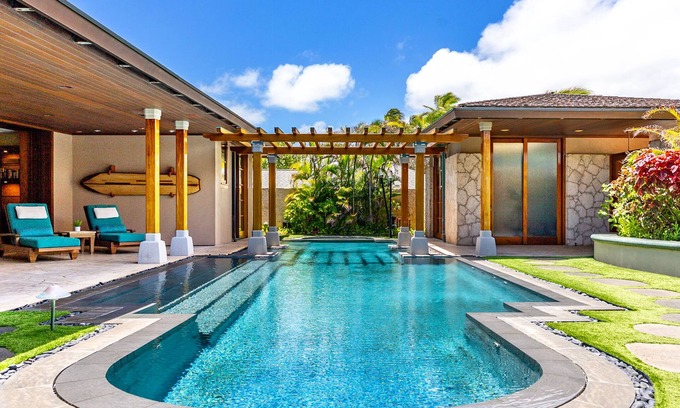 Kalama Tract Casa | Kailua Sands | Oceanfront Pool Retreat with Gym | Sleeps 7