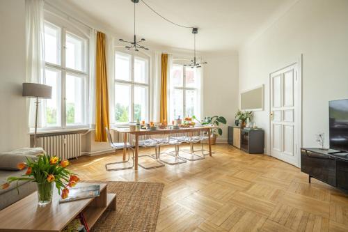 Charlottenburg Apartamento | KAISER 02 by ROCKCHAIR Apartments l SUPERHOST Status l 3 Bedrooms Boxspringbeds 2 Bathrooms l Cozy Family & Business Flair 155 sqm 3 Balcony 2nd Floor Elevator up to 10 guests welcomes you!