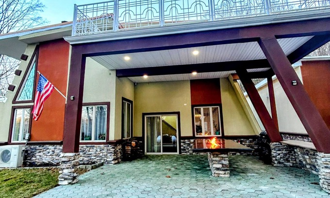 Stroudsburg Casa | Kaleidoscope Cottage, near Outlets, and all that Poconos has to offer