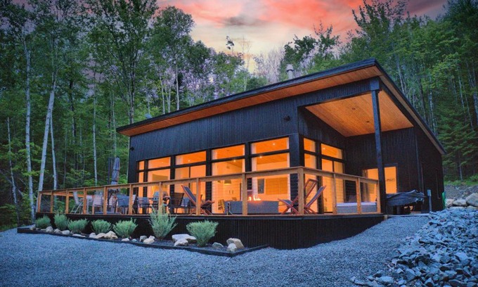 Lac-Superieur Chalet De Esquí | KALLM-Mont-Tremblant chalet with hot tub, pond & beach on private 7acre estate
