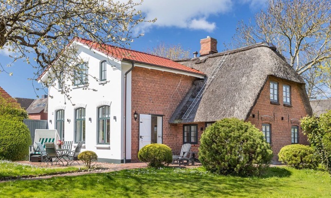 Tinnum Casa | Kampende I - Historisches Reetdachhaus mit ca. 185 m² Nutzfläche im Erd- und Obergeschoss