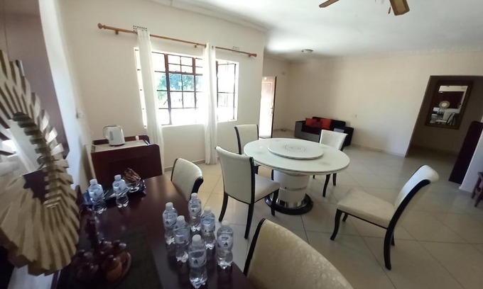 Palapye Cama Y Desayuno | Kandjo's Bed and Breakfast