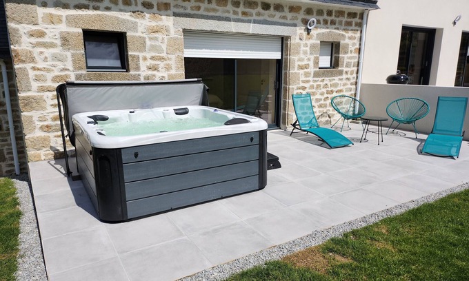 Plounevez-Lochrist Casa | Kanevedenn - Maison Spacieuse Avec SPA Extérieur Privatif à 5 Minutes des Plages