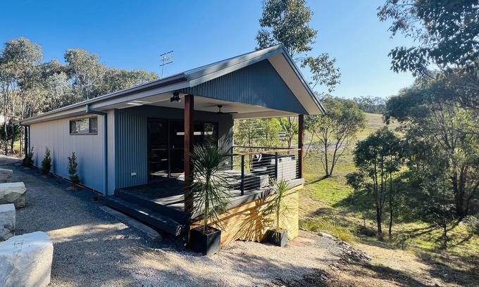 Central Mudgee Casa | Kangaroo Gully is a two bedroom house nestled in the eucalyptus trees.