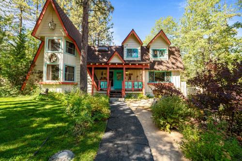 Summit Estates Casa | Kapers - Located in a beautiful quiet area of Big Bear Lake, walking distance to Snow Summit!