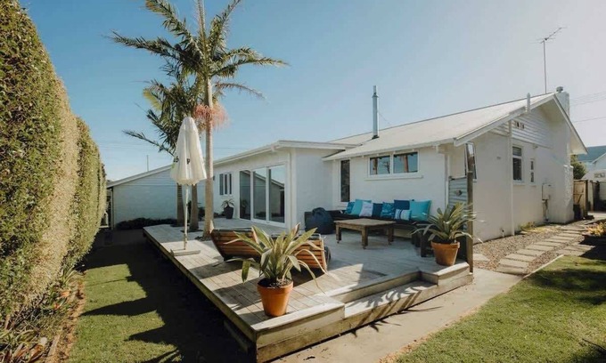 Rewa Casa | Karamu Korner - 4 BR bungalow near Fitzroy Beach