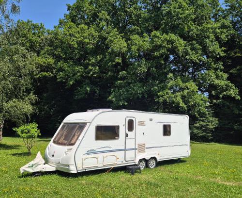 Zamrsky Otro | Karavan na samotě u lesa