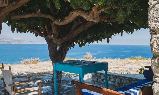 Kalyves Apartamento | Karavos View - A unique artists' hideaway Paradise