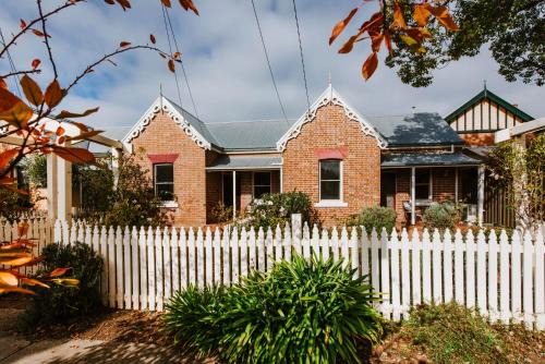 Central Mudgee Casa | 'Kareela & Kialla Cottages' Charming Family Getaway